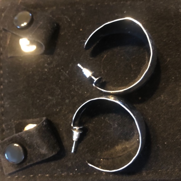 Wide geometric dangle silver colour earring - Picture 3 of 5